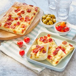 Focaccia tomates cerise, oignons - 30 toasts