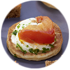 Minis blinis fromage de chèvre et tomate marinée
