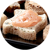 Canapés chiffonnade de saumon fumé et basilic